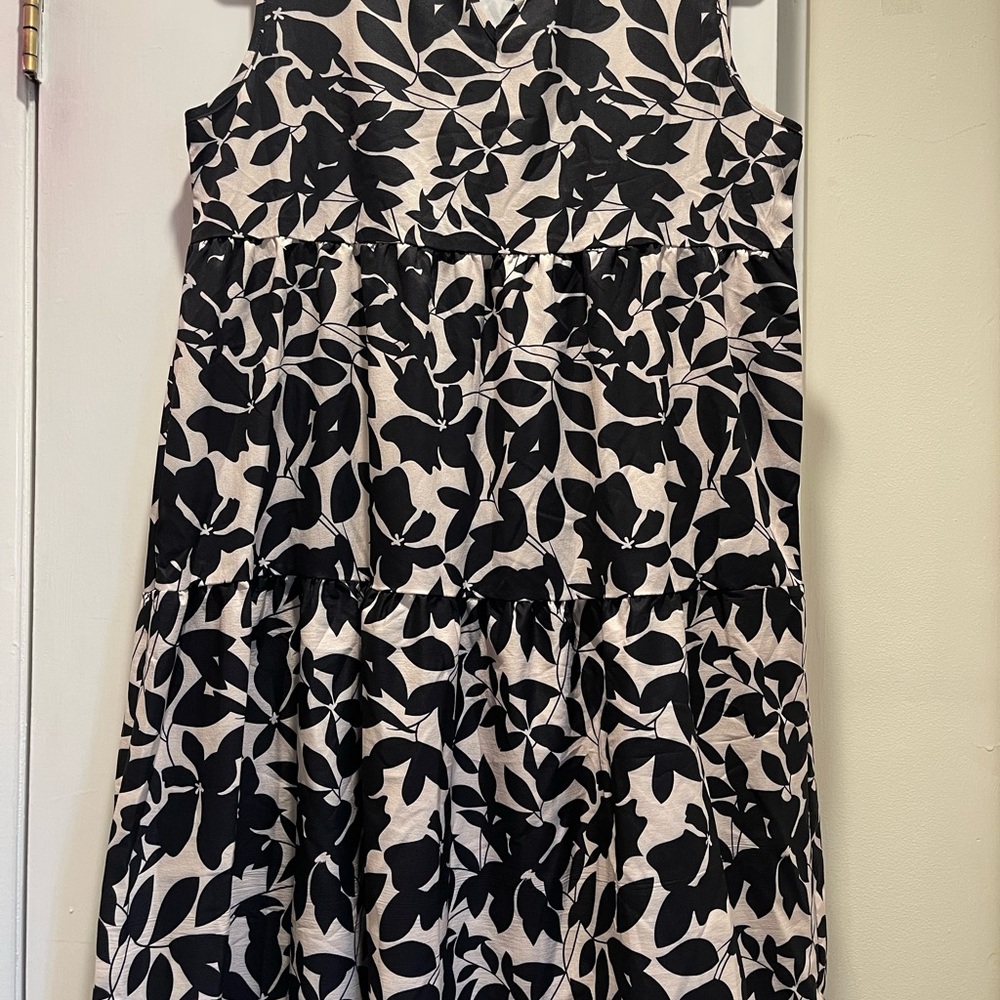 Chic Black and White Leaf Print Midi Dress